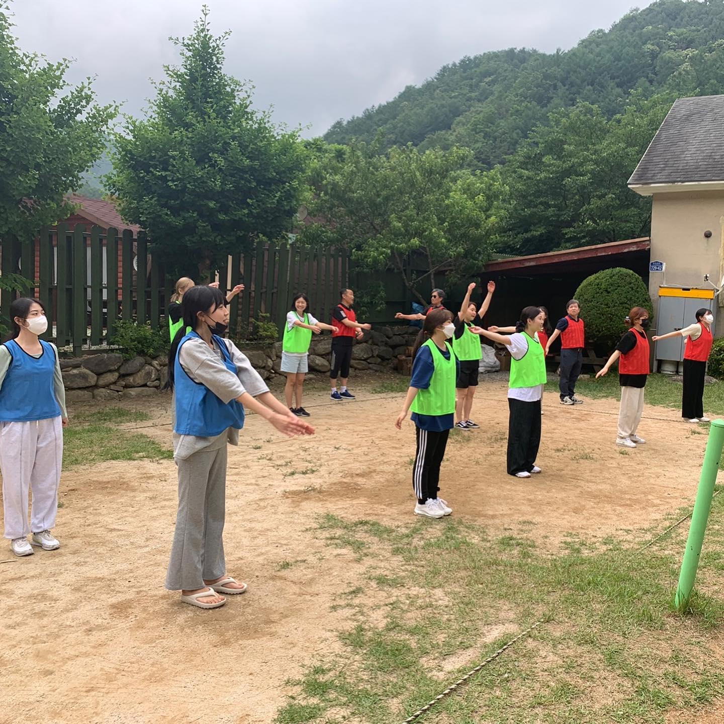 🎡
2022년 청담i치과 여름 야유회를 다녀왔습니다😊

밥 먹는 시간 빼고는 오후2시부터 체육대회를 시작하여 새벽1시까지 하루종일 게임을 했어요 🤾🏻‍♀️🥅⛳️🏅🎧

게임 준비하느라 고생한 윤원장님,동욱쌤,다영쌤 짱!!👍🏻

한명도 빠짐없이 모두 열정적으로 먹고 놀다가 왔습니다 😁

원장님~ 겨울 야유회도 가요⛷⛄️